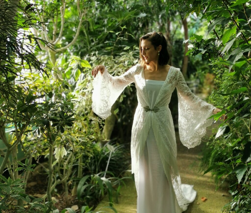 Robe de mariée en Normandie vintage avec traine relevé en dentelle de Calais à manches kimono création par Coralie Borowski