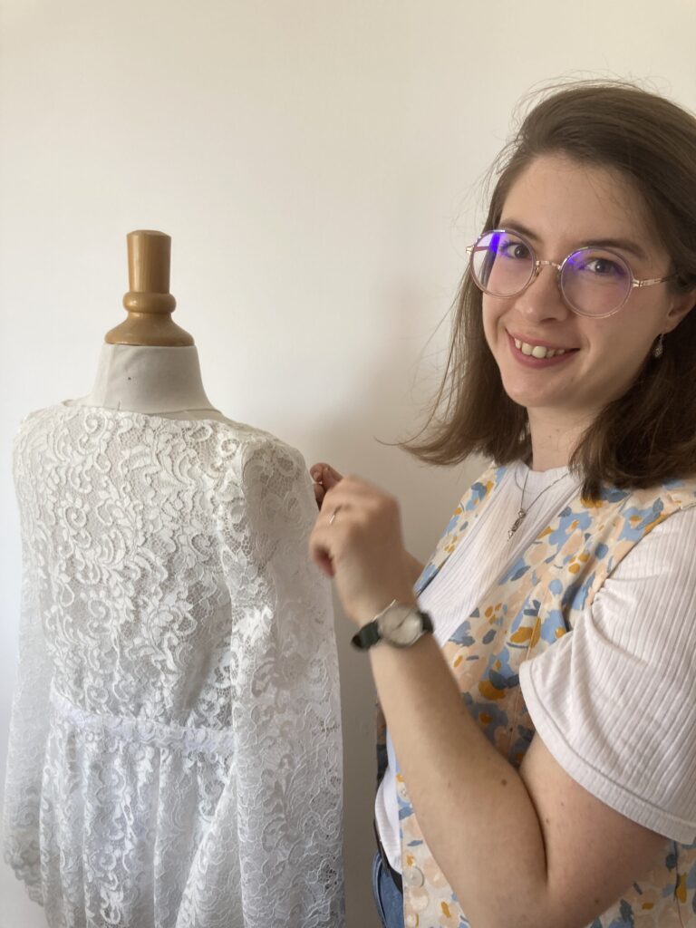 Créatrice de robe de mariée au Havre avec son mannequin de couture
