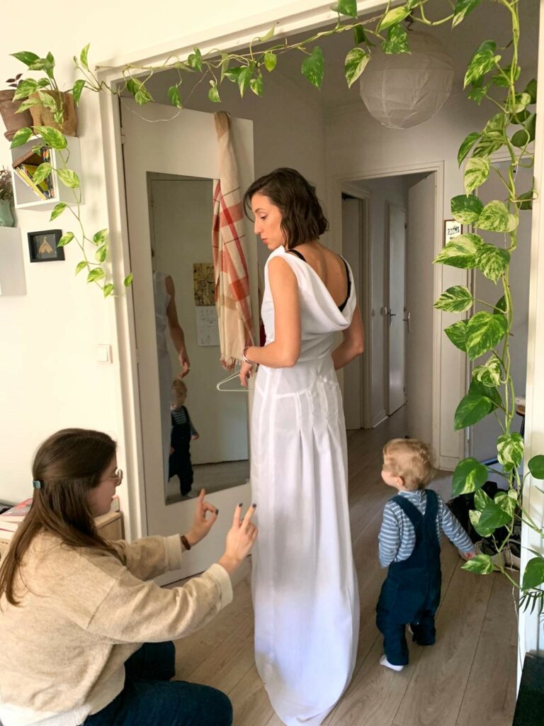 Essayage de robe de mariée année 30 art nouveau à domicile