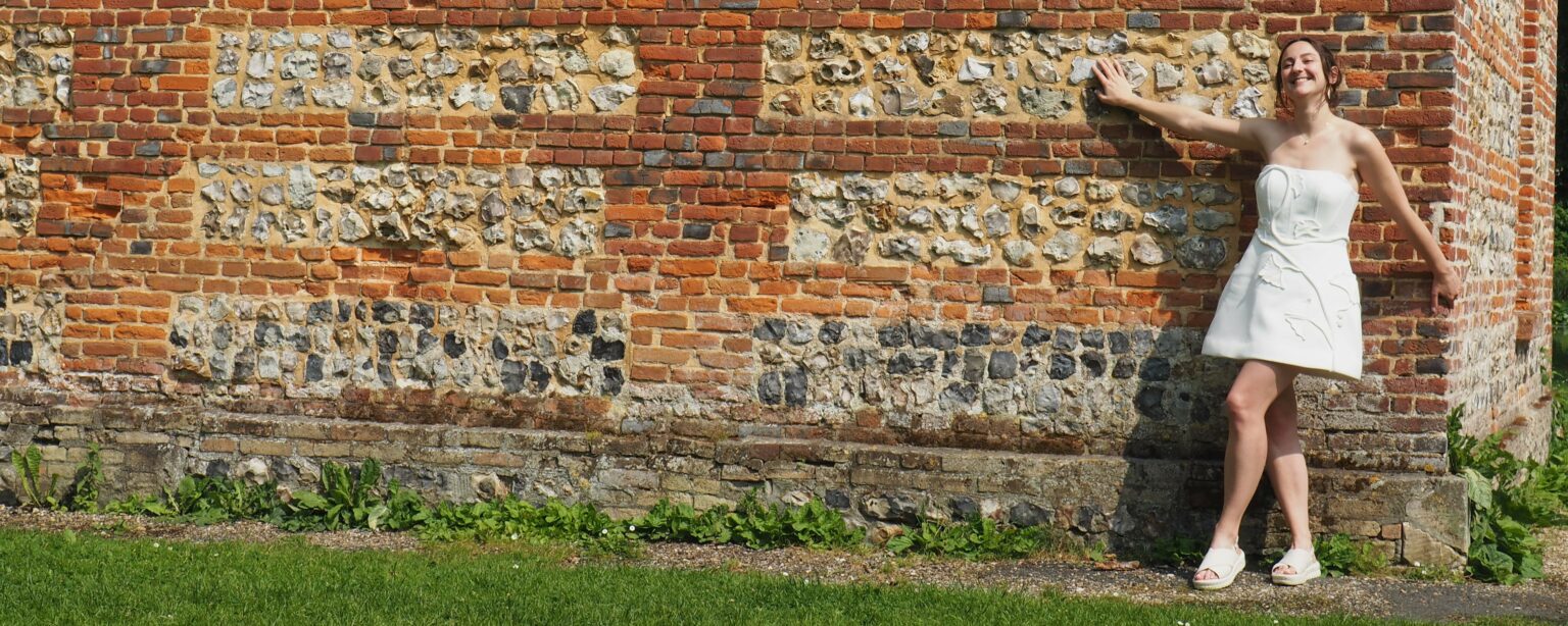 Mariée heureuse dans une robe sur-mesure corset élégante et structurée