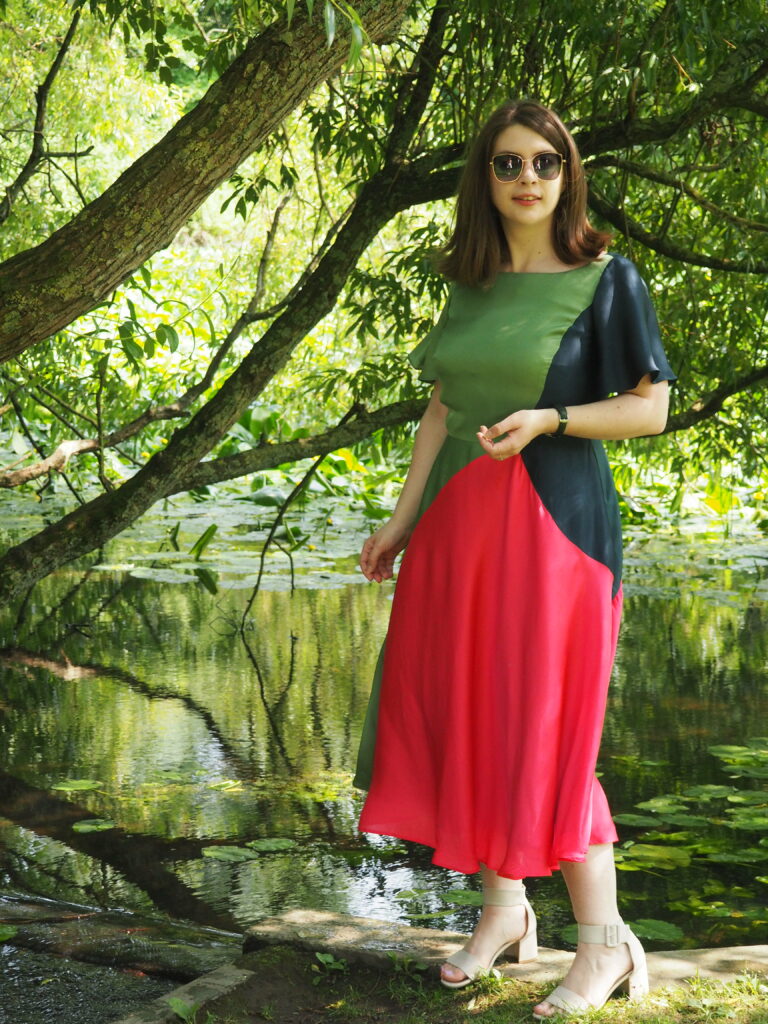 Robe de soirée sur-mesure éco-responsable à manche papillons et jupe qui tourne colorblock créée par Coralie Borowski en Seine-maritime