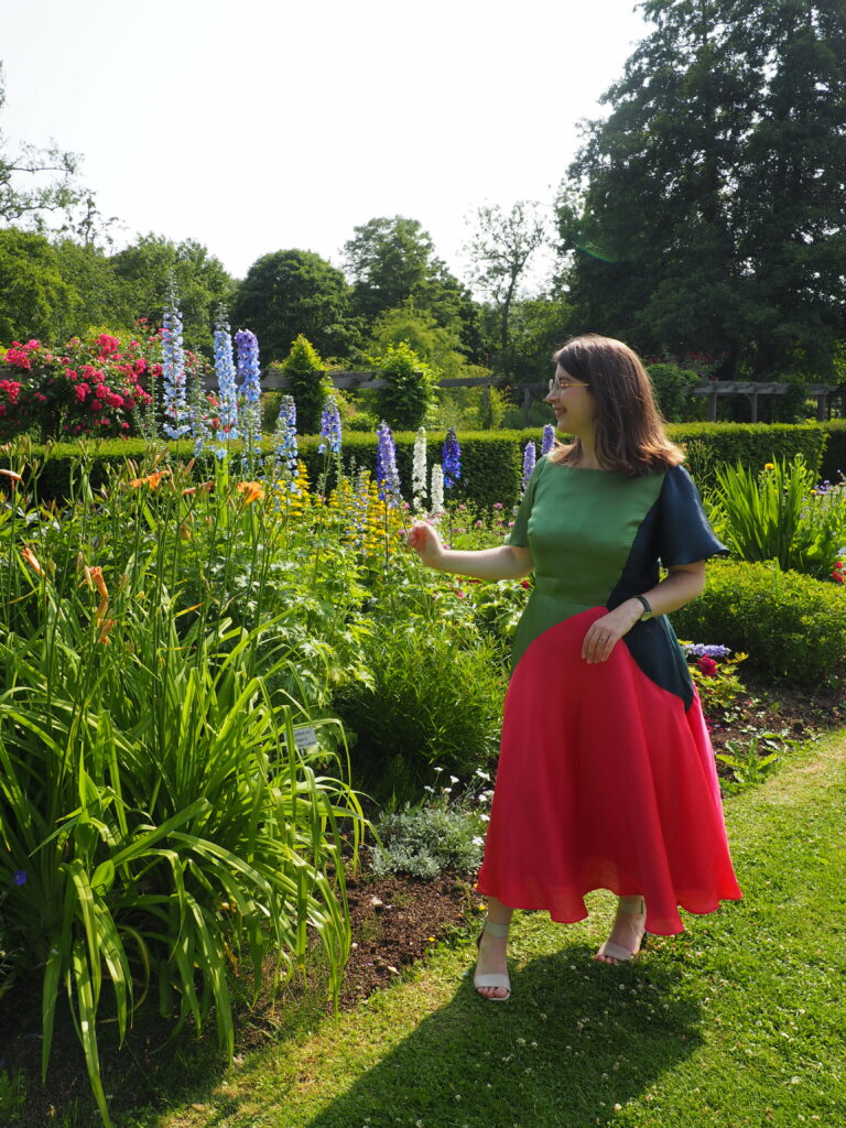 Robe cocktail sur-mesure éco-responsable à manche papillons et jupe qui tourne colorblock créée par Coralie Borowski en Normandie