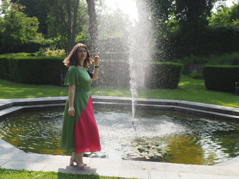 Robe de soirée sur-mesure éco-responsable à manche papillons et jupe qui tourne colorblock créée par Coralie Borowski au Havre