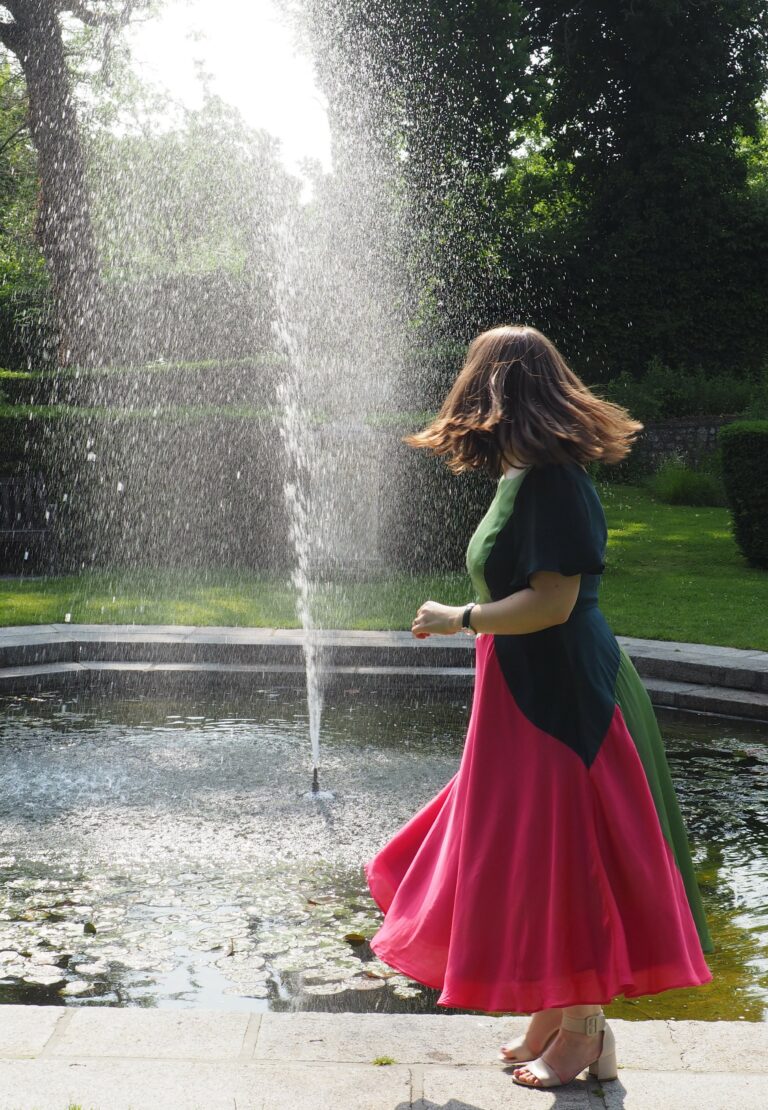 Robe de soirée sur-mesure éco-responsable à manche papillons et jupe qui tourne colorblock créée par Coralie Borowski au Havre