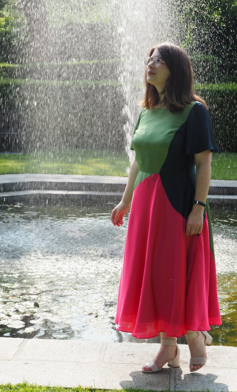 Robe cocktail sur-mesure éco-responsable à manche papillons et jupe qui tourne colorblock créée par Coralie Borowski au Havre