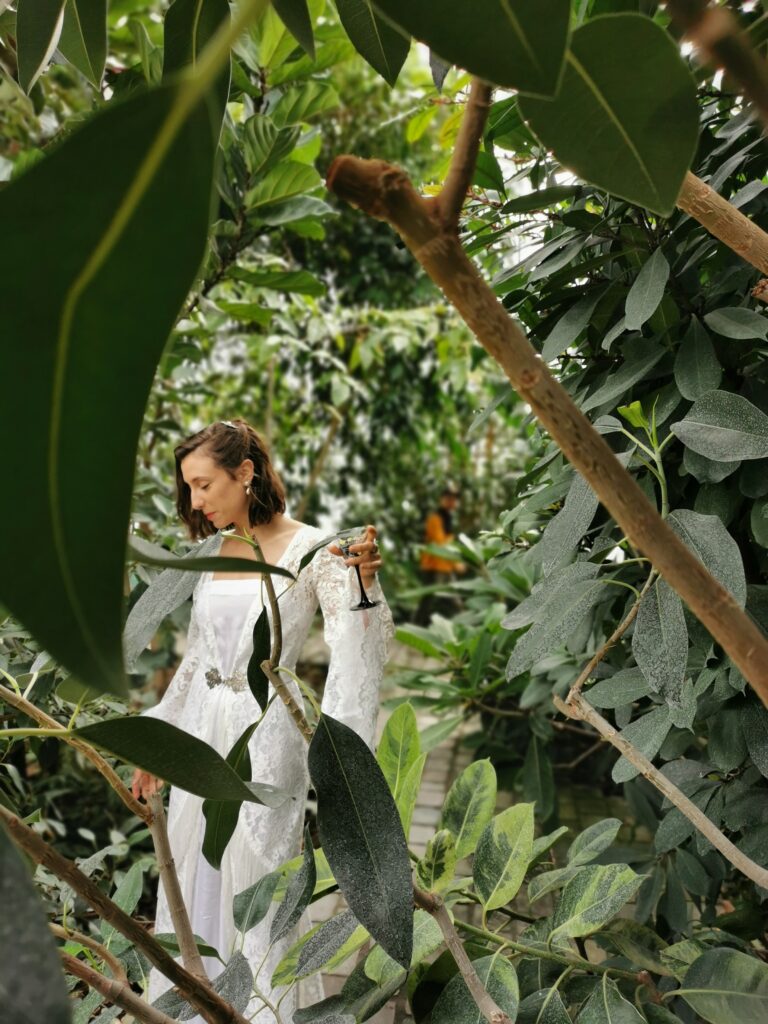 Robe de mariée au Havre année 30 sur-mesure manches kimono avec traine en dentelle de calais