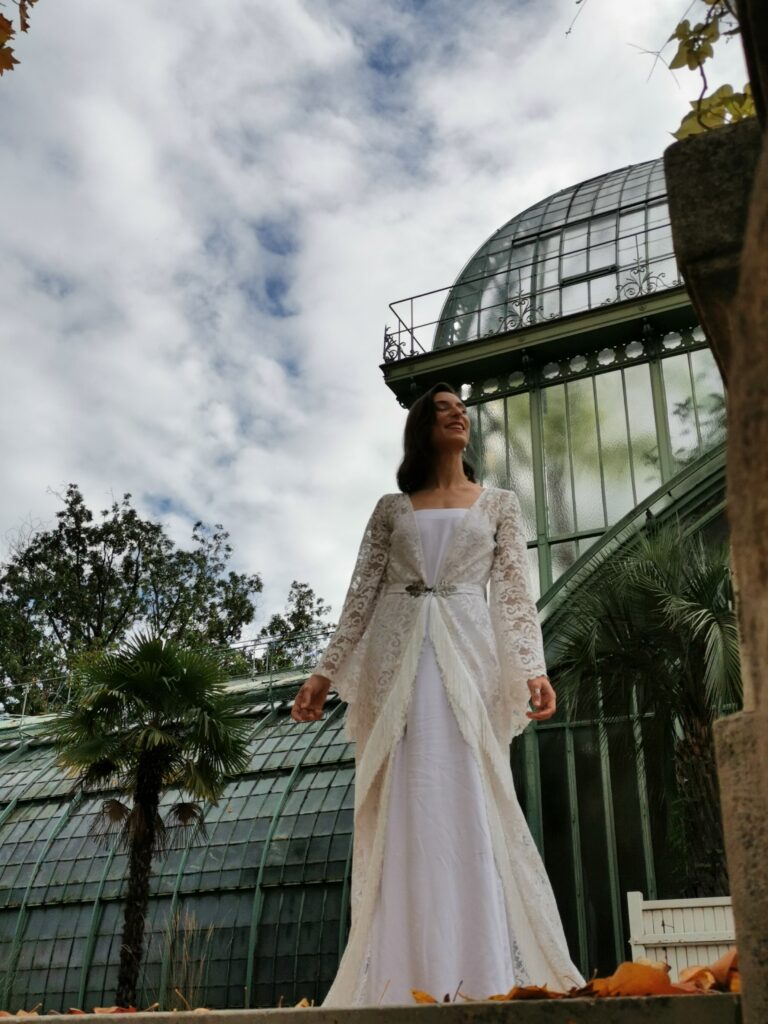 Robe de mariée en Normandie sur-mesure années 20 avec traine relevé en dentelle de Calais à manches kimono création par Coralie Borowski
