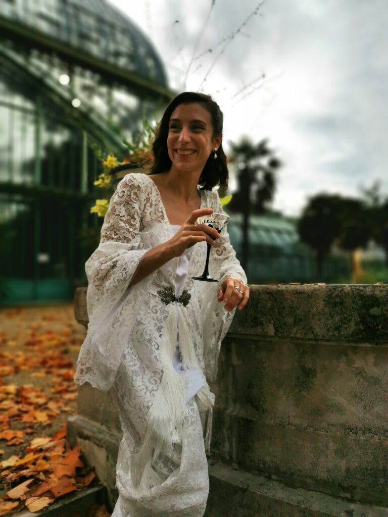 Robe de mariée au Havre vintage année 30 avec traine relevable en dentelle de Calais avec franges création par Coralie Borowski