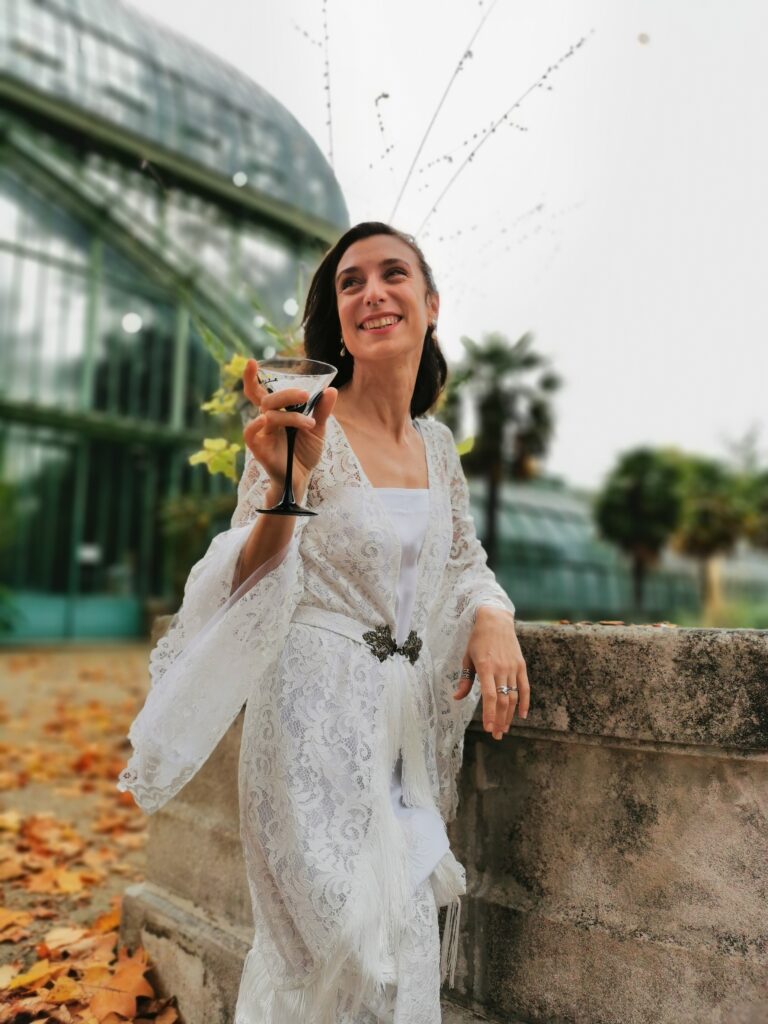 Robe de mariée au Havre vintage année 30 avec traine relevable en dentelle de Calais avec franges création par Coralie Borowski