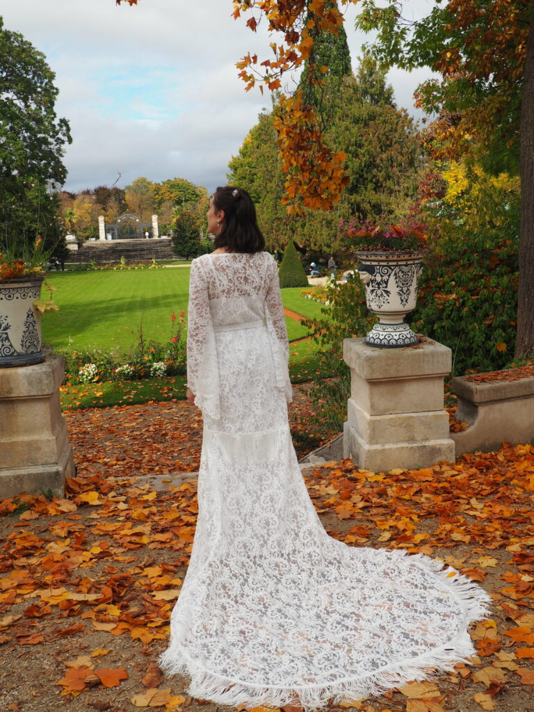 Robe de mariée en Normandie sur-mesure années 20 avec traine relevé en dentelle de Calais à manches kimono création par Coralie Borowski