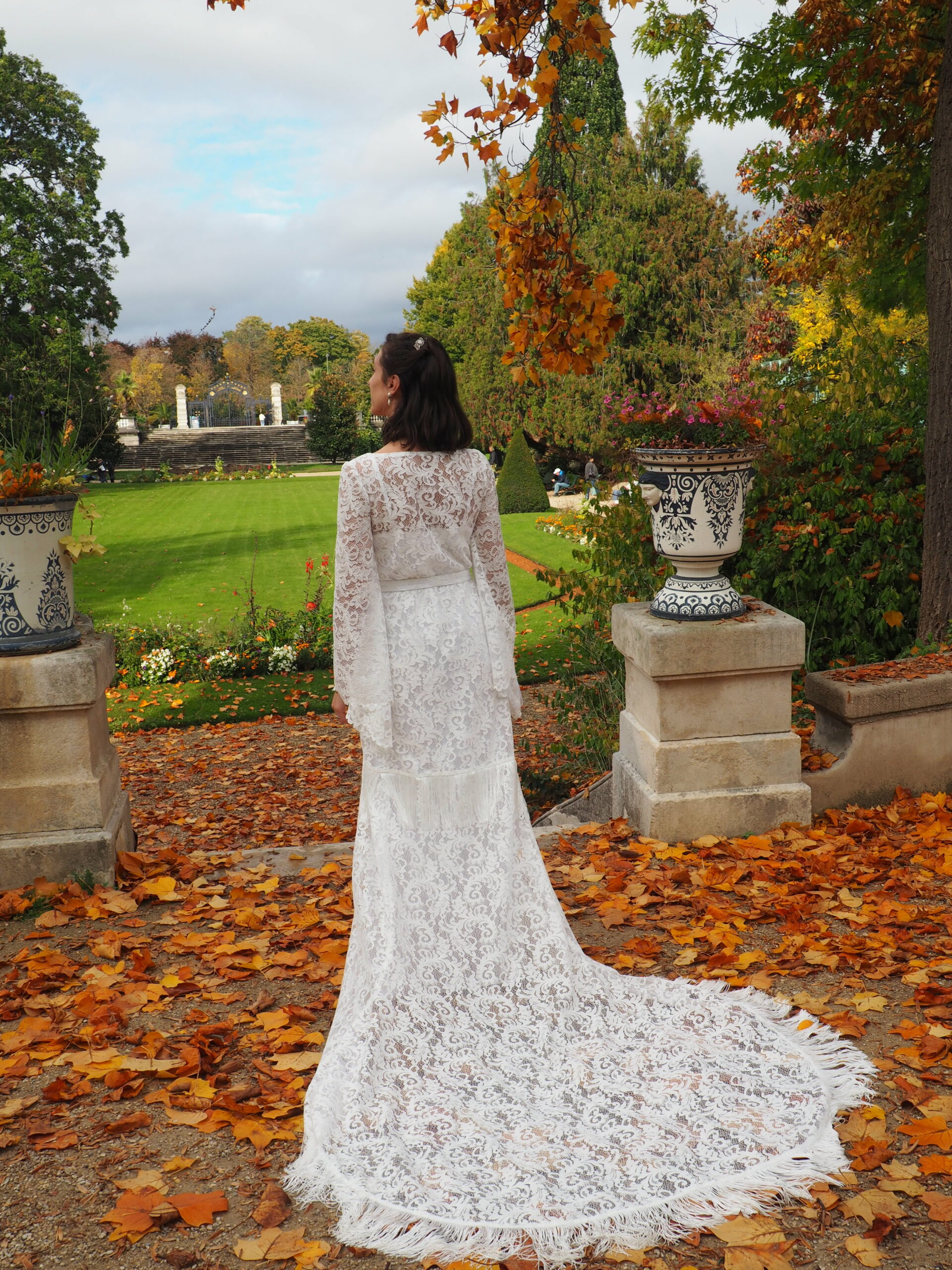 Robe de mariée en Normandie sur-mesure années 20 avec traine relevé en dentelle de Calais à manches kimono création par Coralie Borowski