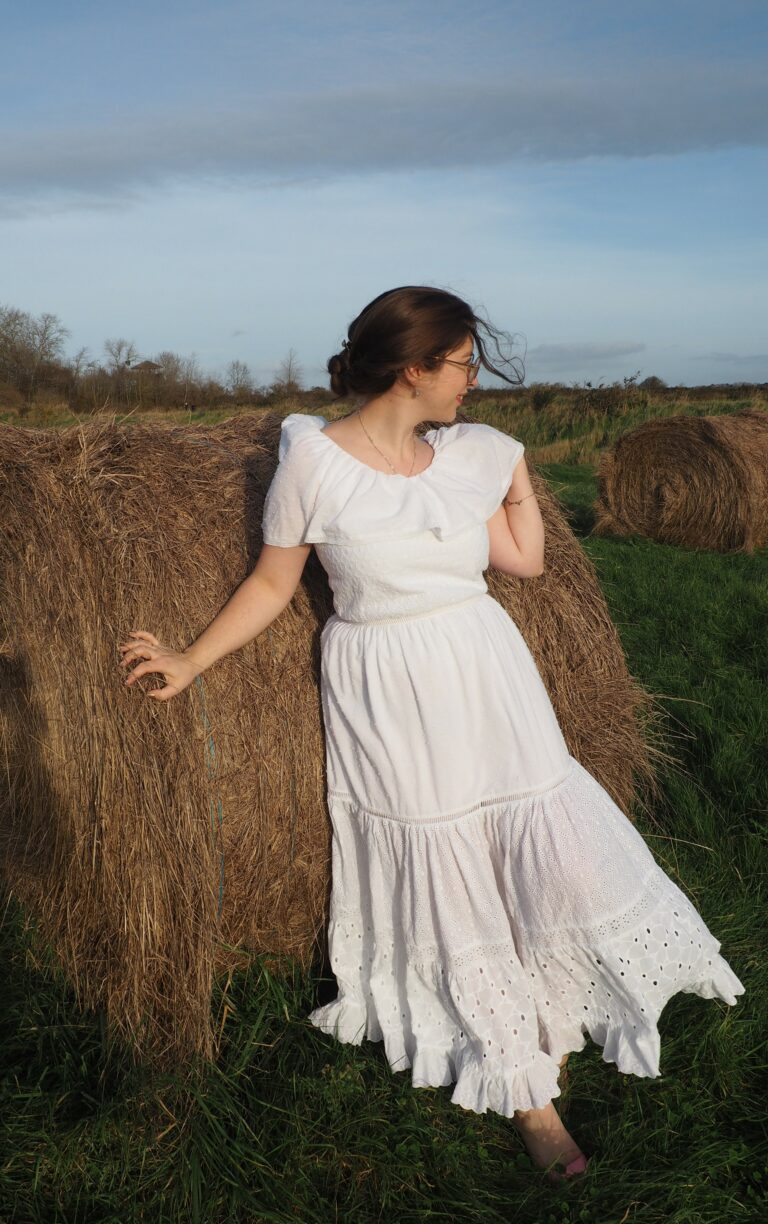 Robe de mariée bohème en broderie anglaise et plumetis avec décolleté à volant, création par Coralie Borowski au Havre