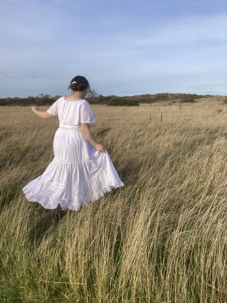 Robe de mariée bohème longueur cheville en broderie anglaise et plumetis, création par Coralie Borowski en Normandie