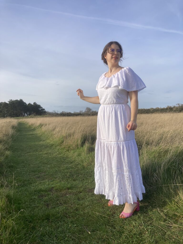 Robe de mariée bohème en broderie anglaise et plumetis, création par Coralie Borowski en Normandie