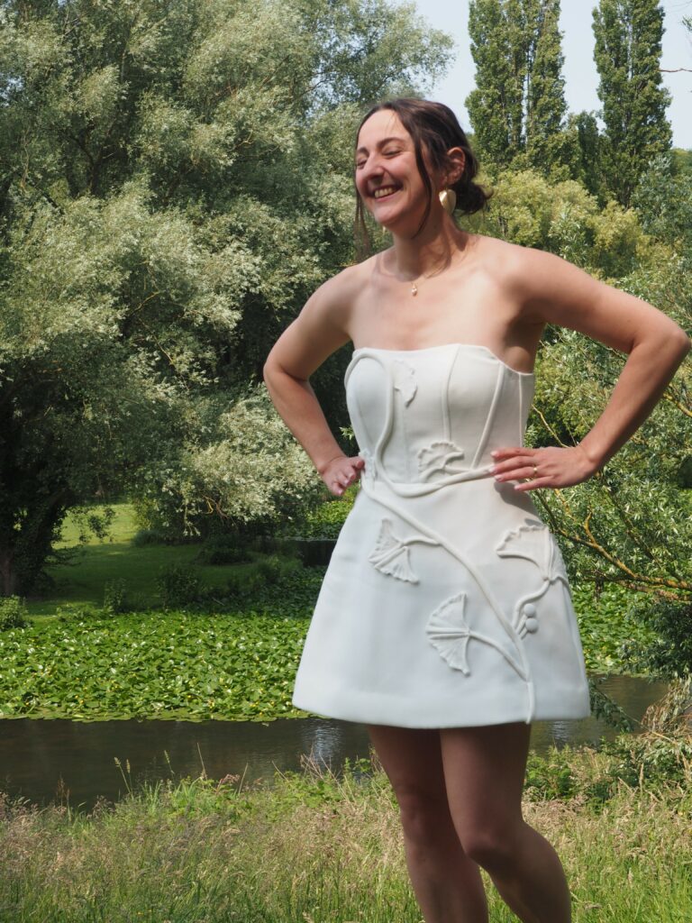 Robe de mariée sur-mesure courte bustier avec motifs de gingko biloba, création de Coralie Borowski au Havre