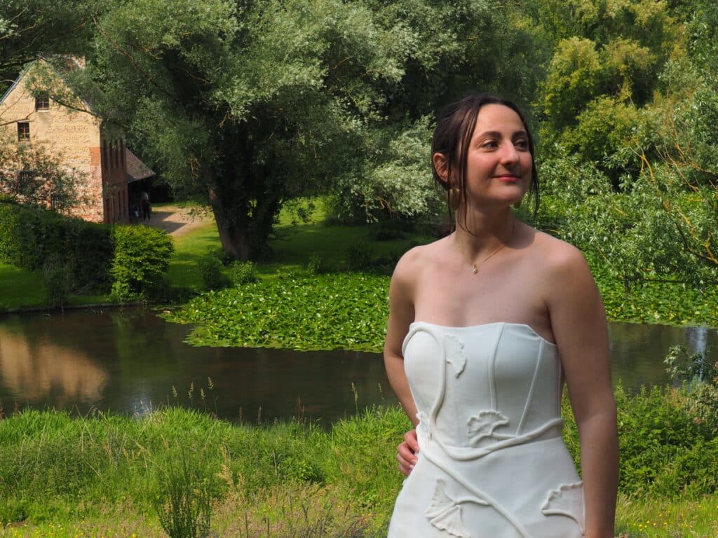 Robe de mariée sur-mesure courte bustier avec motifs de gingko biloba, création de Coralie Borowski en Normandie