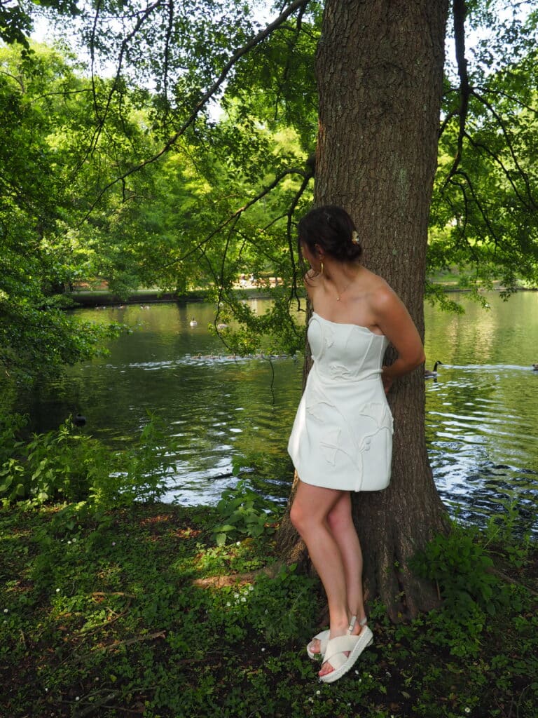 Robe de mariée sur-mesure courte bustier avec motifs de gingko biloba, création de Coralie Borowski en Normandie