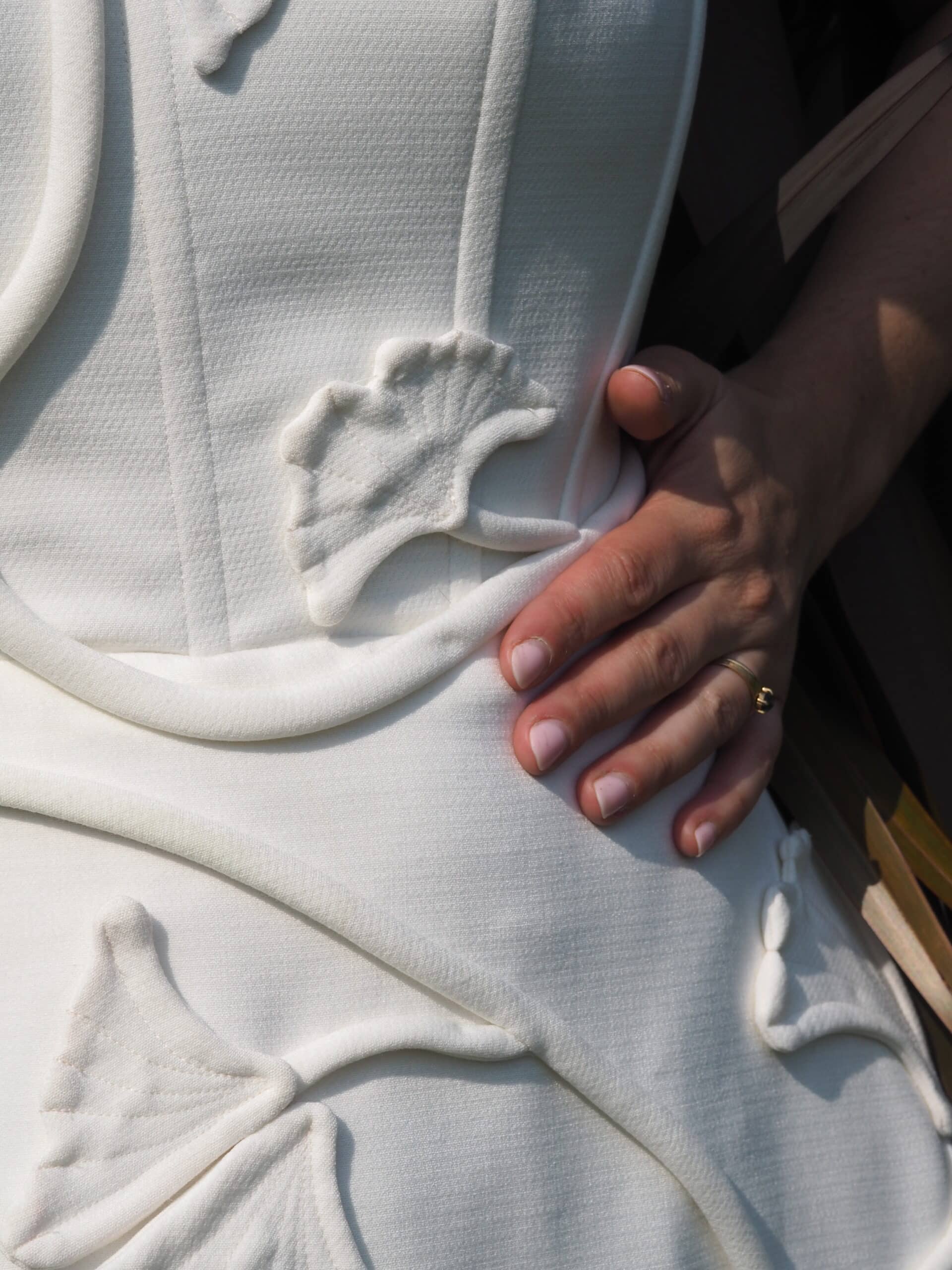 Robe de mariée sur-mesure courte bustier avec motifs de gingko biloba, création de Coralie Borowski en Seine Maritime
