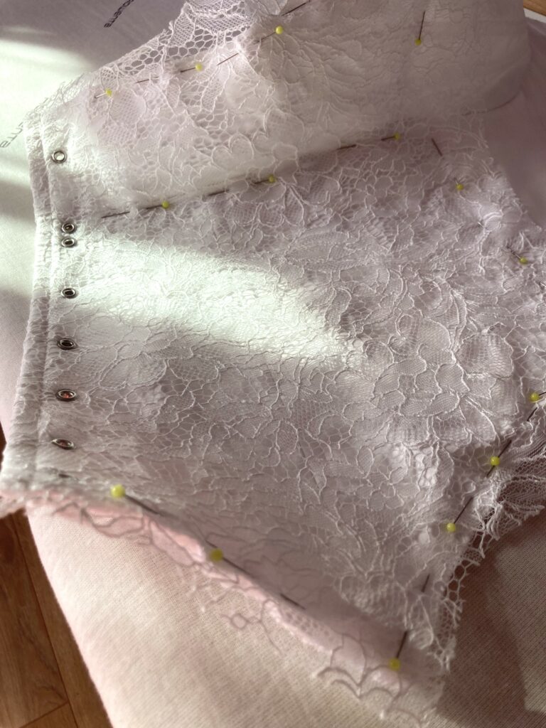 Couture d'un corset lacé en dentelle