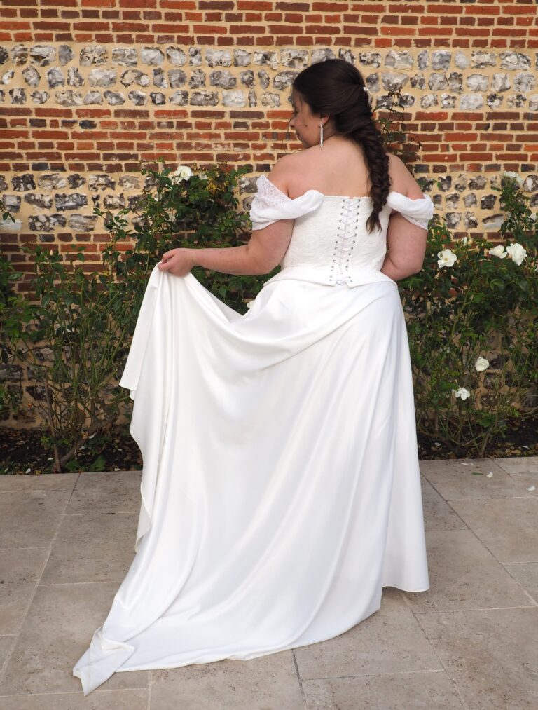 Robe de mariée grande taille en dentelle et satin avec traine