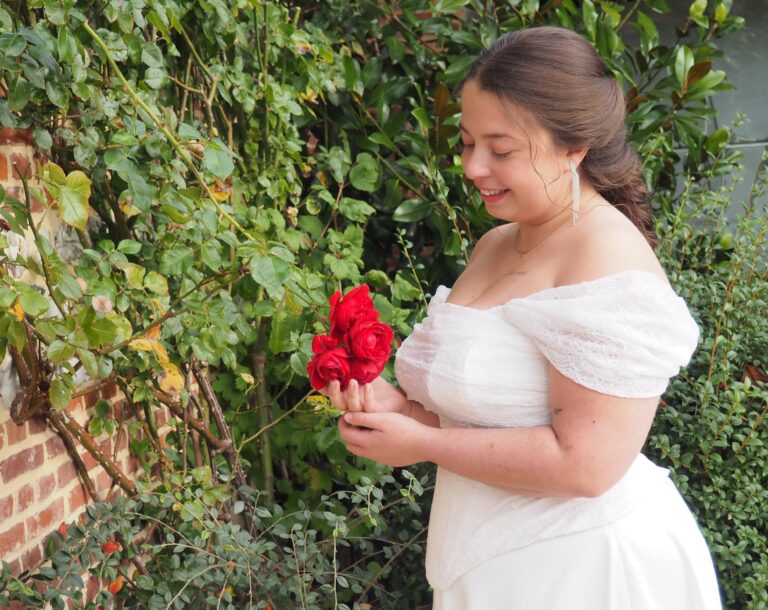 Robe de mariée grande taille en dentelle avec manches courtes romantique