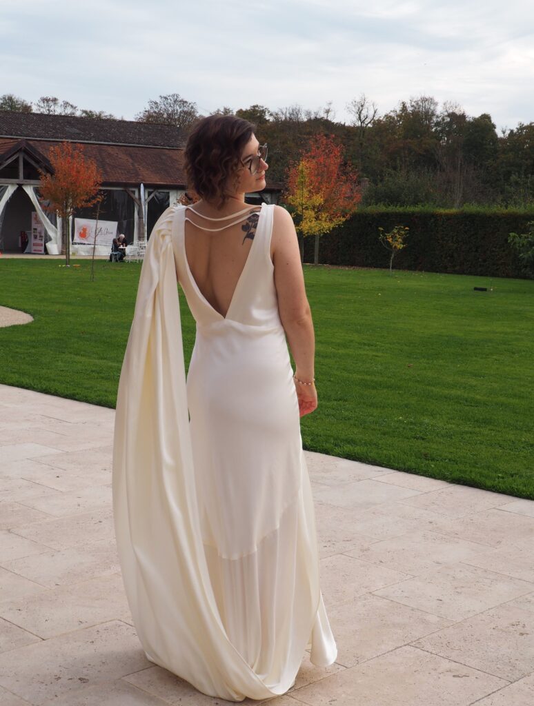 Robe de mariée coupée dans le biais dos nu avec cape