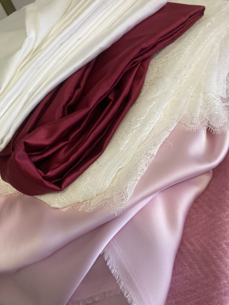 Tissus pour robes de soirée, satin rose, crèpe bordeau, dentelle de calais
